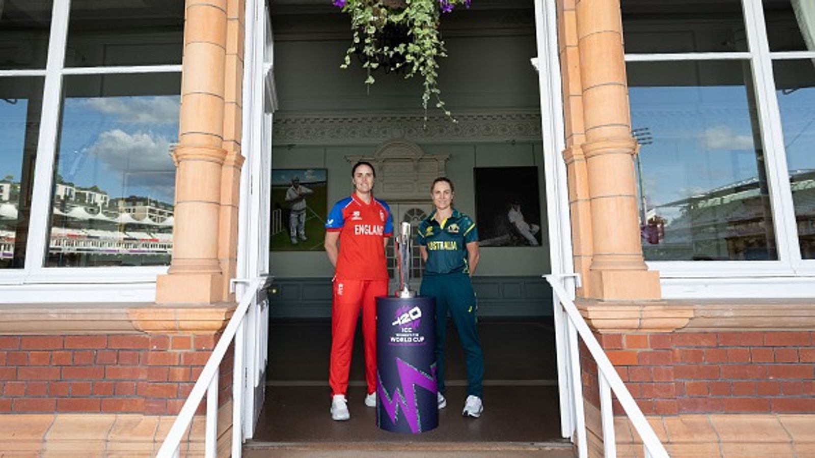 T20 WC FINAL: ऑस्ट्रेलिया-इंग्लैंड के बीच आज होगा वर्ल्ड कप फाइनल, कब, कहां और कैसे देखें मैच, जानें Live Streaming Details टी20 वर्ल्ड कप की ट्रॉफी के साथ कप्तान