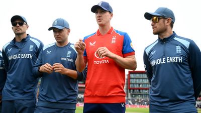 INDvsENG: इंग्लैंड ने तीसरे T20I के लिए 24 घंटे पहले घोषित की प्लेइंग इलेवन, इन चेहरों को चुना SportsTak Hindi