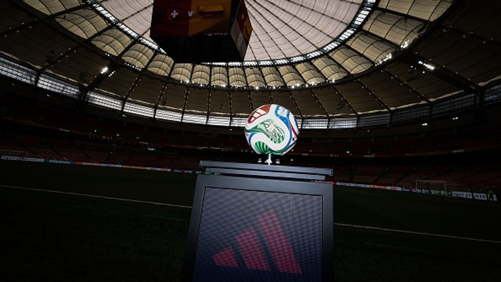 FIFA World Cup 2026: गेंद पकड़ने और फोटो खींचने के बाद भी फैंस अपने पास क्यों नहीं रख सकते बॉल? फ़ुटबॉल को कभी भी सोविनियर नहीं माना गया है. (PC: Getty)