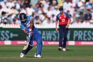 IND vs ENG : श्रेयस अय्यर ने कोहली-धोनी के बड़े मुकाम पर रखा कदम, 80 रन की पारी से बनाया रिकॉर्ड SportsTak Hindi