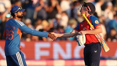 श्रेयस अय्यर की कप्तानी वाली टीम इंडिया 15 दिन में हारी दूसरी टी20 सीरीज, इंग्लैंड ने वर्ल्ड चैंपियन की बजाई बैंड Captains Shreyas Iyer of India and Harry Brook of England