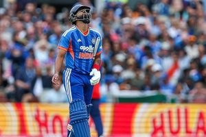 श्रेयस अय्यर ने T20I सीरीज गंवाने के बाद बनाया अजीब बहाना, इंग्लैंड के खिलाफ चौथे मैच में 9 विकेट की हार के बाद बोले- गलतियां होना तो... SportsTak Hindi