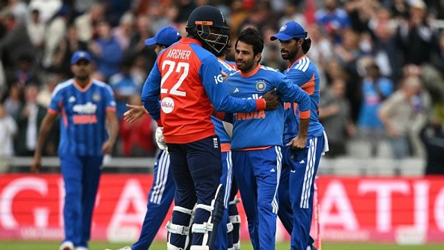 'हालात सच में खराब हैं', इंग्लैंड के हाथों 9 विकेट से हार के बाद भारतीय कोच ने खिलाड़ियों पर डाली बड़ी जिम्मेदारी इंग्लैंड ने भारत को चौथे टी20 मैच में 9 विकेट से हराया. (PC: Getty)