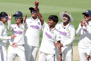 IND W vs ENG W: लॉर्ड्स में टीम इंडिया की 'क्रांति', इंग्लैंड तहस-नहस, हरमन की सेना ने ली बढ़त SportsTak Hindi