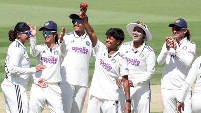 IND W vs ENG W: लॉर्ड्स में टीम इंडिया की 'क्रांति', इंग्लैंड तहस-नहस, हरमन की सेना ने ली बढ़त SportsTak Hindi
