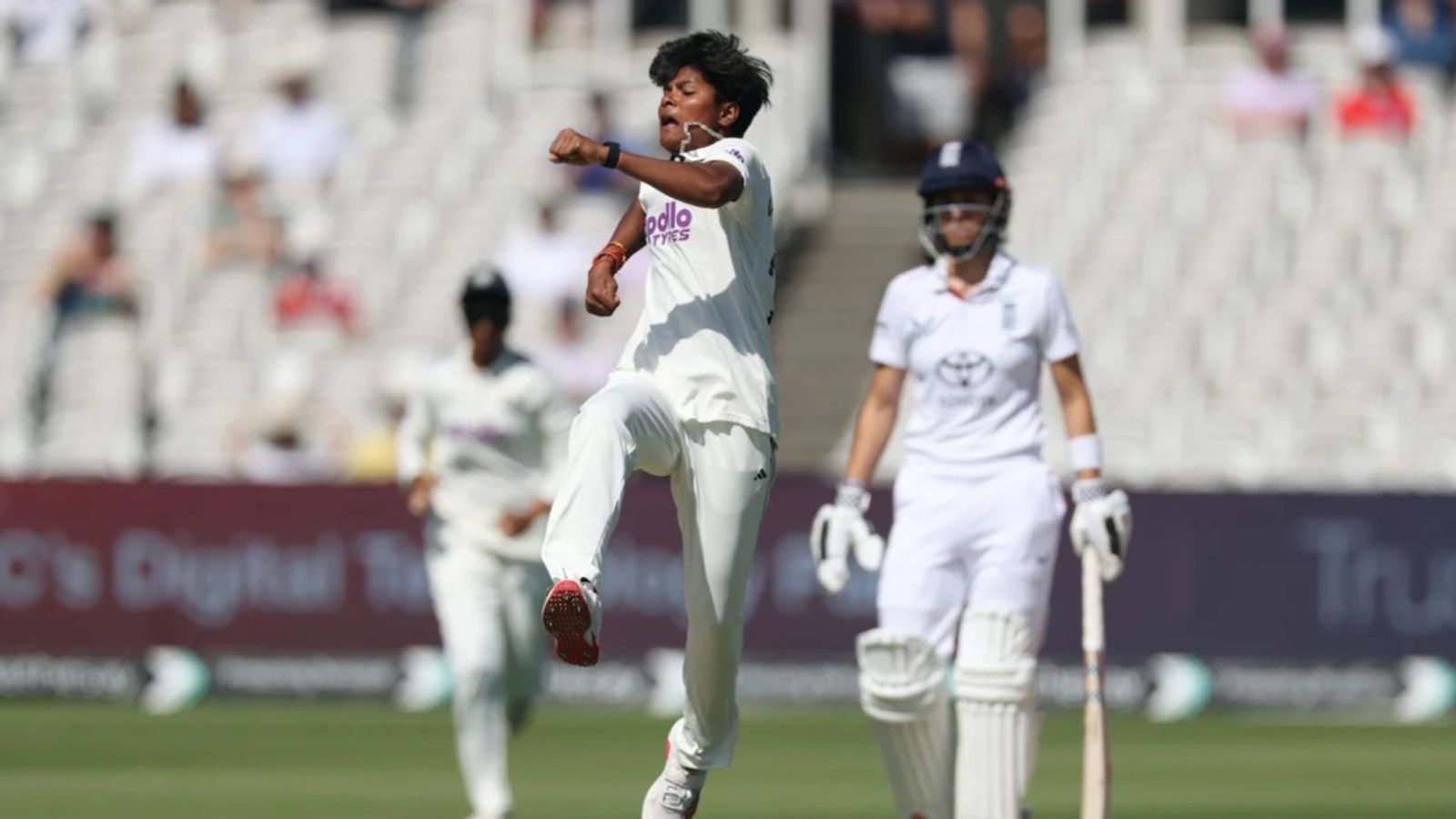 IND W vs ENG W: टीम इंडिया ऐतिहासिक जीत से 4 विकेट दूर, यस्तिका के शतक के बाद गेंदबाजों ने इंग्लैंड को नचाया kranti gaud (Photo: Getty)