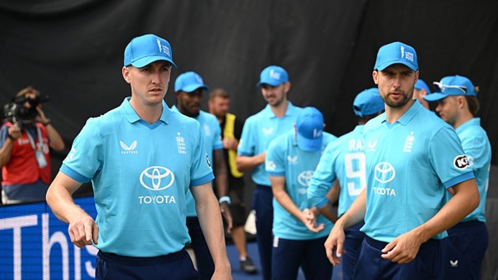 IND vs ENG : भारत के खिलाफ हार के बाद इंग्लैंड के कप्तान हैरी ब्रूक का फूटा गुस्सा, टीम के बैटर्स को जमकर लताड़ा इंग्लैंड की टीम के खिलाड़ियों संग हैरी ब्रूक
