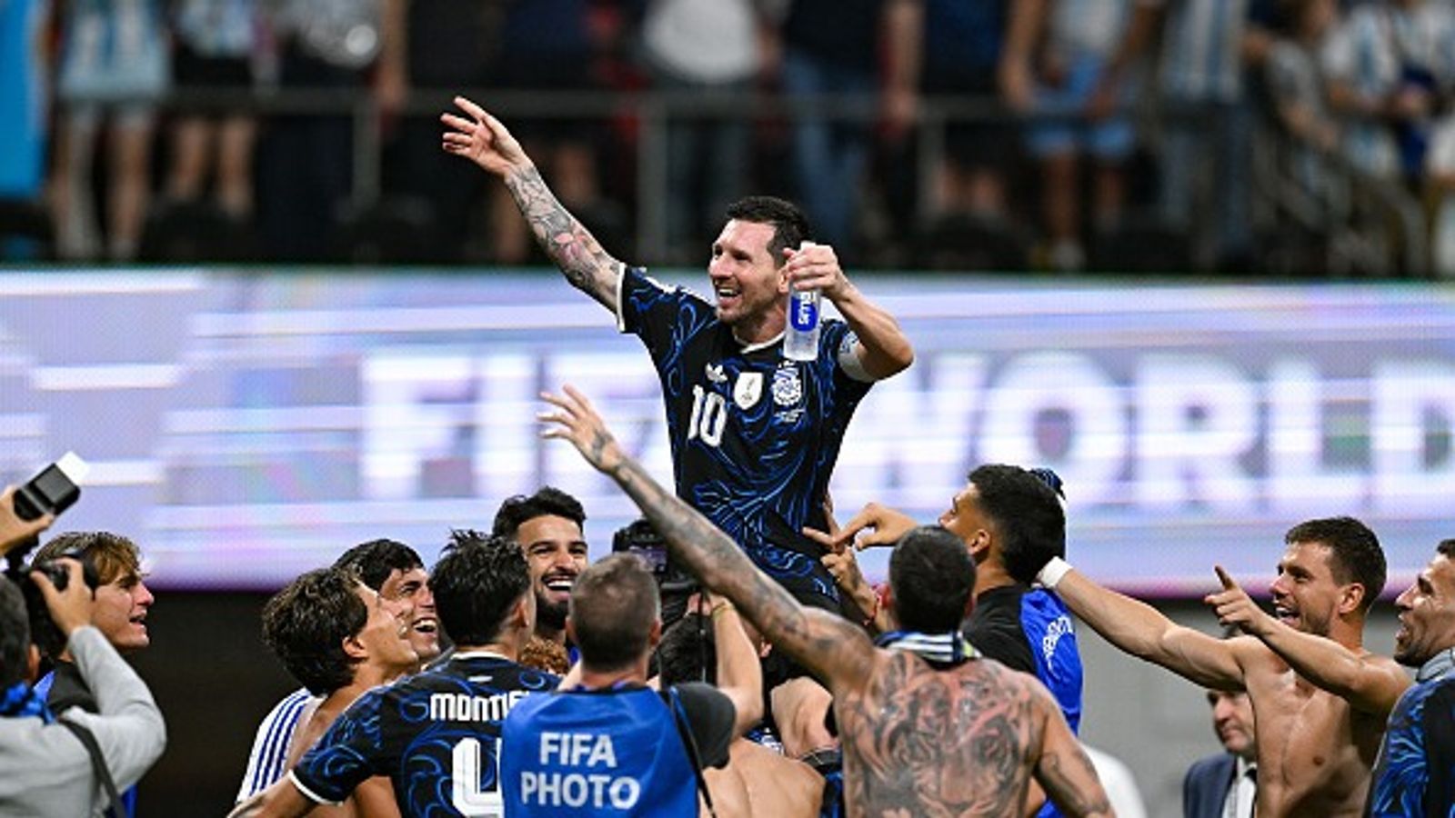 FIFA WC 2026 : मेसी मैजिक के आगे बेबस नजर आए अंग्रेज, 60 साल में तीसरा सेमीफाइनल हारा इंग्लैंड, अर्जेंटीना ने फाइनल मे जाकर दोहराया बड़ा करिश्मा जीत के बाद जश्न मनाते अर्जेंटीना के खिलाड़ी