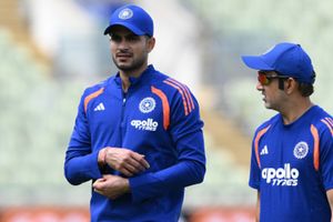 IND vs ENG : शुभमन गिल अगर दूसरे ODI से हुए बाहर तो कौन करेगा टीम इंडिया की कप्तानी? जानें ये बड़ा नाम SportsTak Hindi