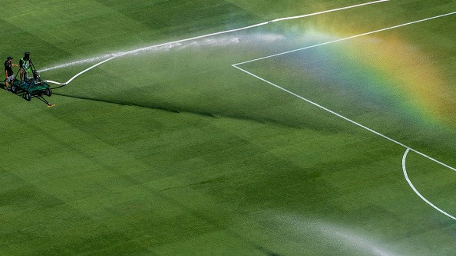 'ये ग्रास नहीं, सीमेंट है...', FIFA WC फाइनल से पहले अमेरिका में लगी बरमूडा घास पर बवाल, जानें कैसे खेलेंगे मेसी और यमाल ? मेट लाइफ स्टेडियम की घास को पानी देता कर्मचारी