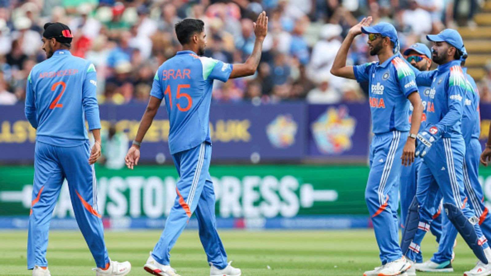 INDvsENG: टीम इंडिया में आखिरी वनडे के लिए बदलाव, सुंदर की जगह इस सूरमा को मिली जगह Gurnoor Brar celebrating with teammates (Getty)