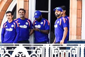 रोहित शर्मा-गौतम गंभीर आखिरी ODI से पहले दिखे साथ-साथ, इस अंदाज में आए नज़र, देखिए Video SportsTak Hindi