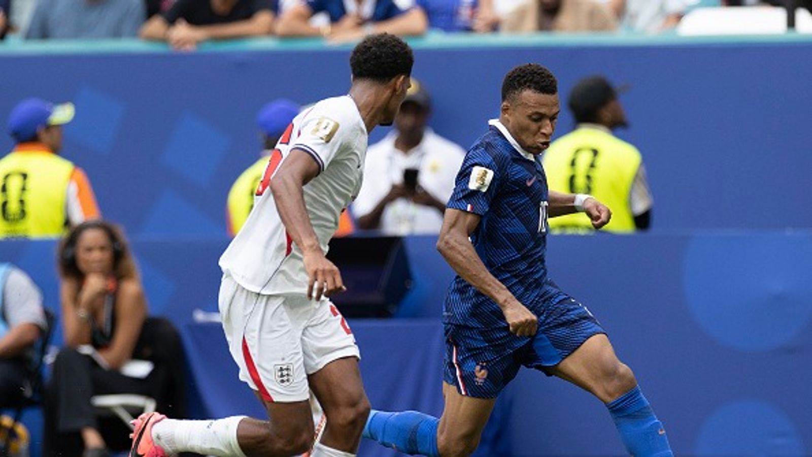 FIFA WC: इंग्लैंड और फ्रांस के मैच में बरसे 10 गोल, एमबाप्पे ने बनाया वर्ल्ड रिकॉर्ड, जीत के साथ घर लौटे अंग्रेज किलियन एमबाप्पे को रोकने का प्रयास करता इंग्लैंड का खिलाड़ी