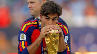FIFA WC Prize Money : स्पेन वर्ल्ड चैंपियन बनते ही मालामाल, हारने वाली अर्जेंटीना को जानें कितनी रकम मिली? Ferran Torres of Spain kisses the Champions' trophy