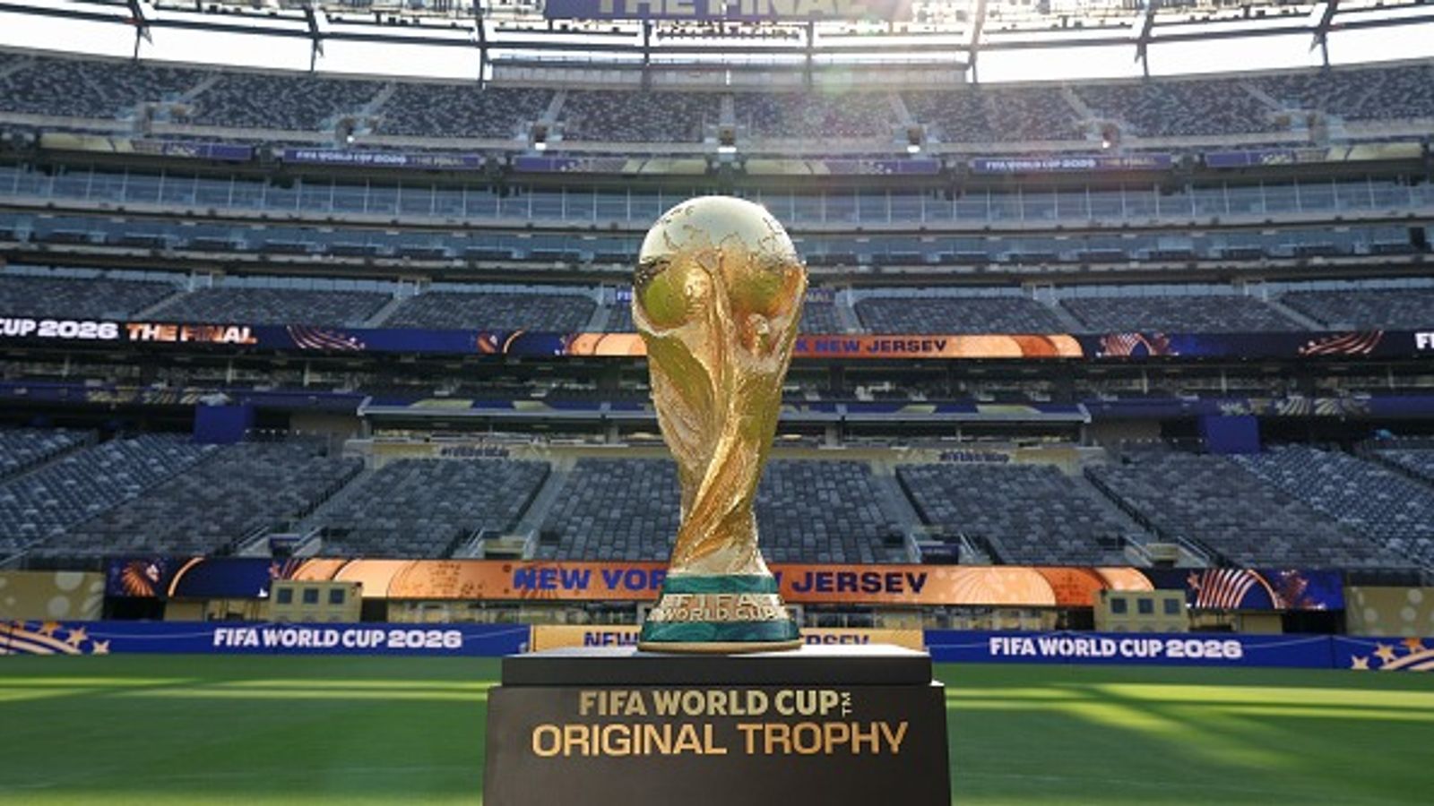 FIFA : फीफा वर्ल्ड कप अगले एडिशन में पूरा करेगा 'शतक', जानें 100 साल का एतिहासिक एडिशन कब और कितने देशों में खेला जाएगा ? फीफा वर्ल्ड कप की ट्रॉफी