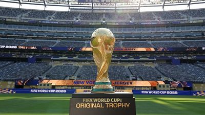 FIFA : फीफा वर्ल्ड कप अगले एडिशन में पूरा करेगा 'शतक', जानें 100 साल का एतिहासिक एडिशन कब और कितने देशों में खेला जाएगा ? FIFA World Cup Trophy