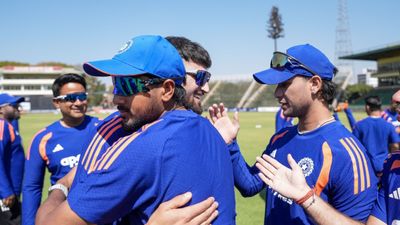 IND vs ZIM : 150 की रफ्तार वाले गेंदबाज का टीम इंडिया में डेब्यू, श्रेयस अय्यर ने किये 3 बड़े बदलाव, जानें Playing XI Ashok Sharma after receiving his debut cap