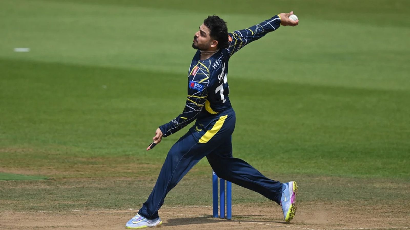 IPL में छक्के बरसाने वाला भारतीय इंग्लैंड में बना विकेट वीर, पहले 3 और अब 4 शिकार कर मचाई धूम आशुतोष शर्मा मीडियम पेस बॉलिंग करते हैं. (Photo: Getty)