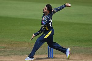 IPL में छक्के बरसाने वाला भारतीय इंग्लैंड में बना विकेट वीर, पहले 3 और अब 4 शिकार कर मचाई धूम SportsTak Hindi