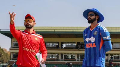 IND vs ZIM : टीम इंडिया और जिम्बाब्वे के खिलाड़ियों ने क्यों बांधी काली पट्टी? जानें ये बड़ी वजह Shreyas Iyer wearing a black armband during the toss