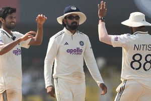 टीम इंडिया के स्टार ऑलराउंडर पर लटकी तलवार, श्रीलंका के खिलाफ टेस्ट सीरीज खेलने पर मंडराया खतरा SportsTak Hindi