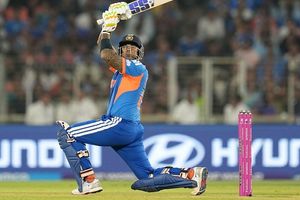 सूर्यकुमार यादव ने तीन घंटे में खेली 1000 गेंदें, टीम इंडिया से बाहर किए जाने के बाद मैनेजमेंट को भेजा मैसेज,Video SportsTak Hindi