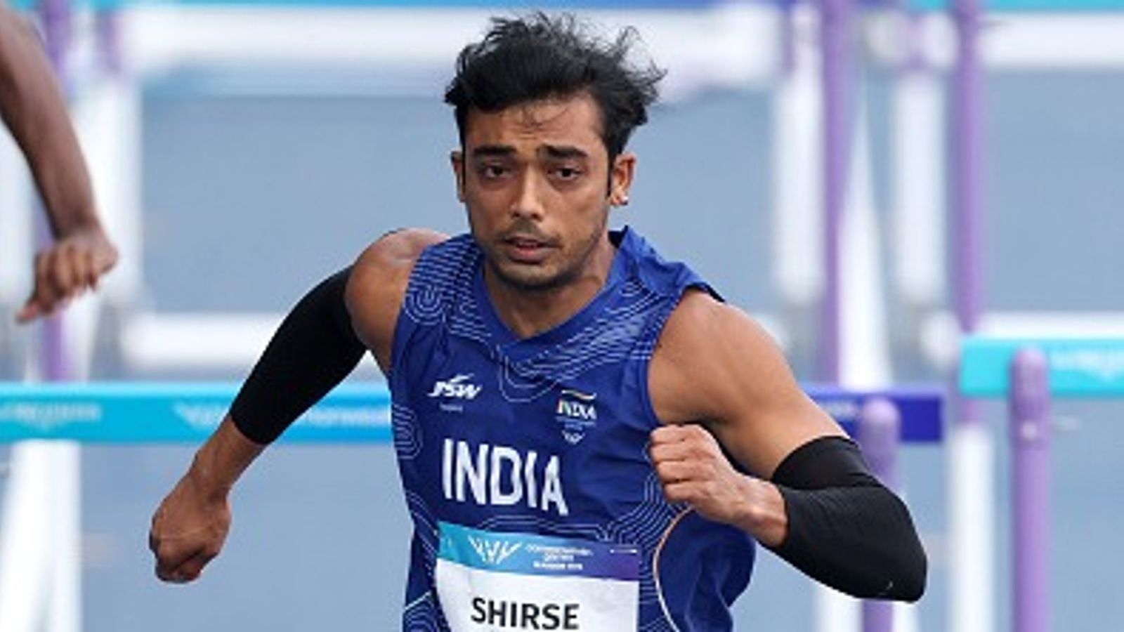 तेजस शिरसे चोटिल होने के बाद भी मेडल के लिए दौड़े, हर्डल रेस के फाइनल में पहुंचने वाले पहले भारतीय खिलाड़ी की हिम्मत को दुनिया कर रही सलाम तेजस शिरसे मैंस 110 मीटर बाधा दौड़ के फाइनल में पहुंचने वाले पहले भारतीय एथलीट हैं. (PC: Getty)
