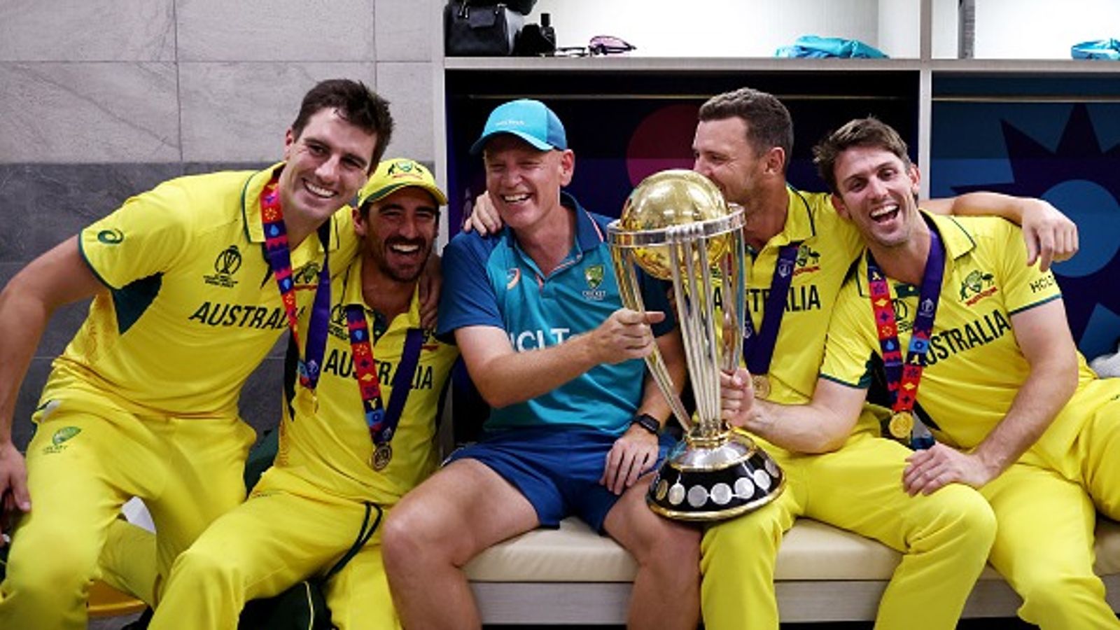 2027 वनडे वर्ल्ड कप पर बवाल! ऑस्ट्रेलियाई कोच ने ICC से सवाल करते हुए रखी ये बड़ी मांग वर्ल्ड कप ट्रॉफी के साथ ऑस्ट्रेलिया के कोच एंड्रयू मैकडोनाल्ड