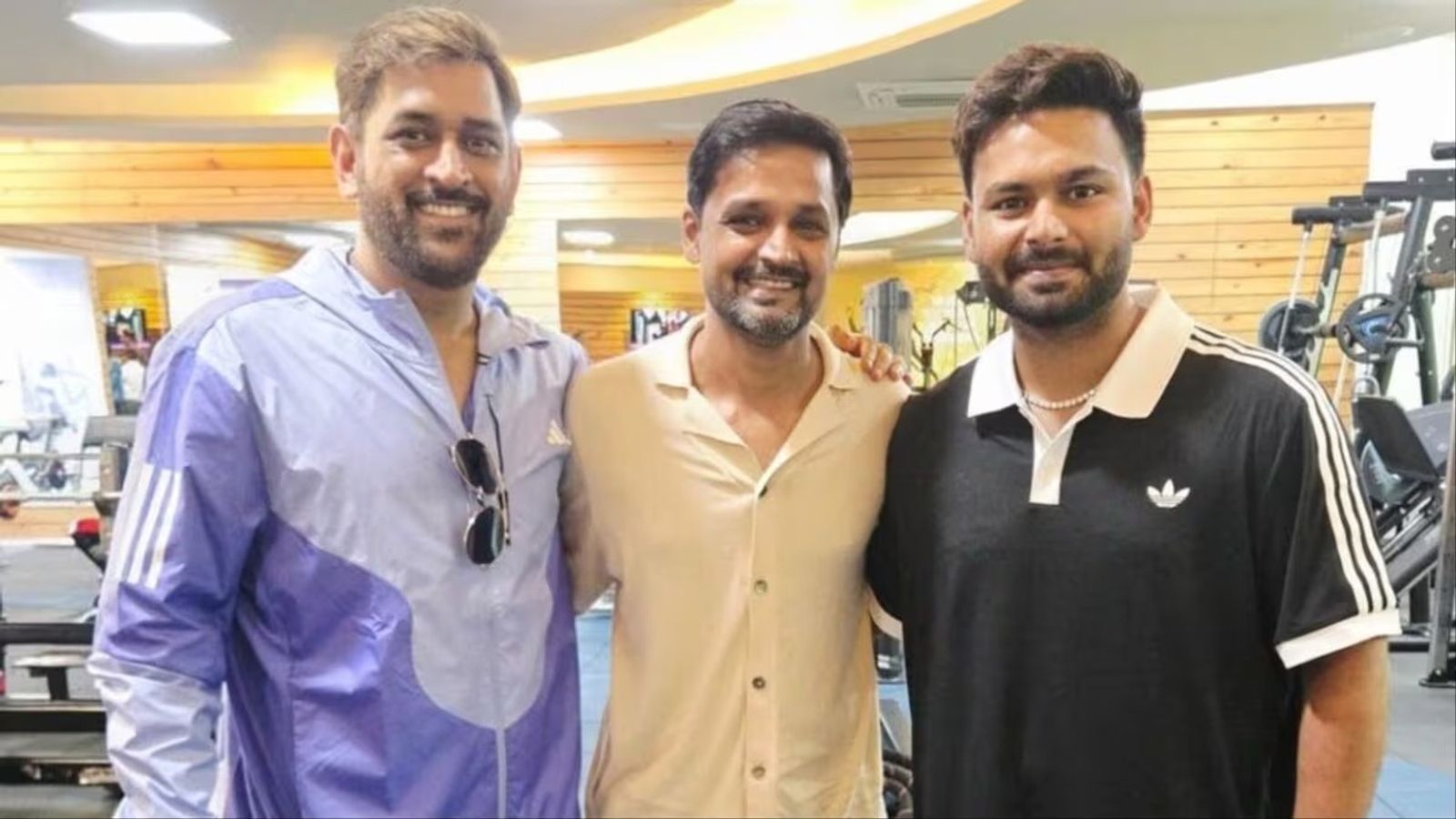 ऋषभ पंत की श्रीलंका दौरे से पहले स्पेशल तैयारी, एमएस धोनी के साथ रांची में की ट्रेनिंग ऋषभ पंत ने धोनी के साथ जिम में ट्रेनिंग की. (PC: Instagram)