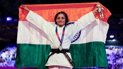 साइकिल मैकेनिक की बेटी बनी भारत की पहली गोल्डन गर्ल, जूडो में देश को दिलाया पहला गोल्ड, जानें कौन हैं अस्मिता डे SportsTak Hindi