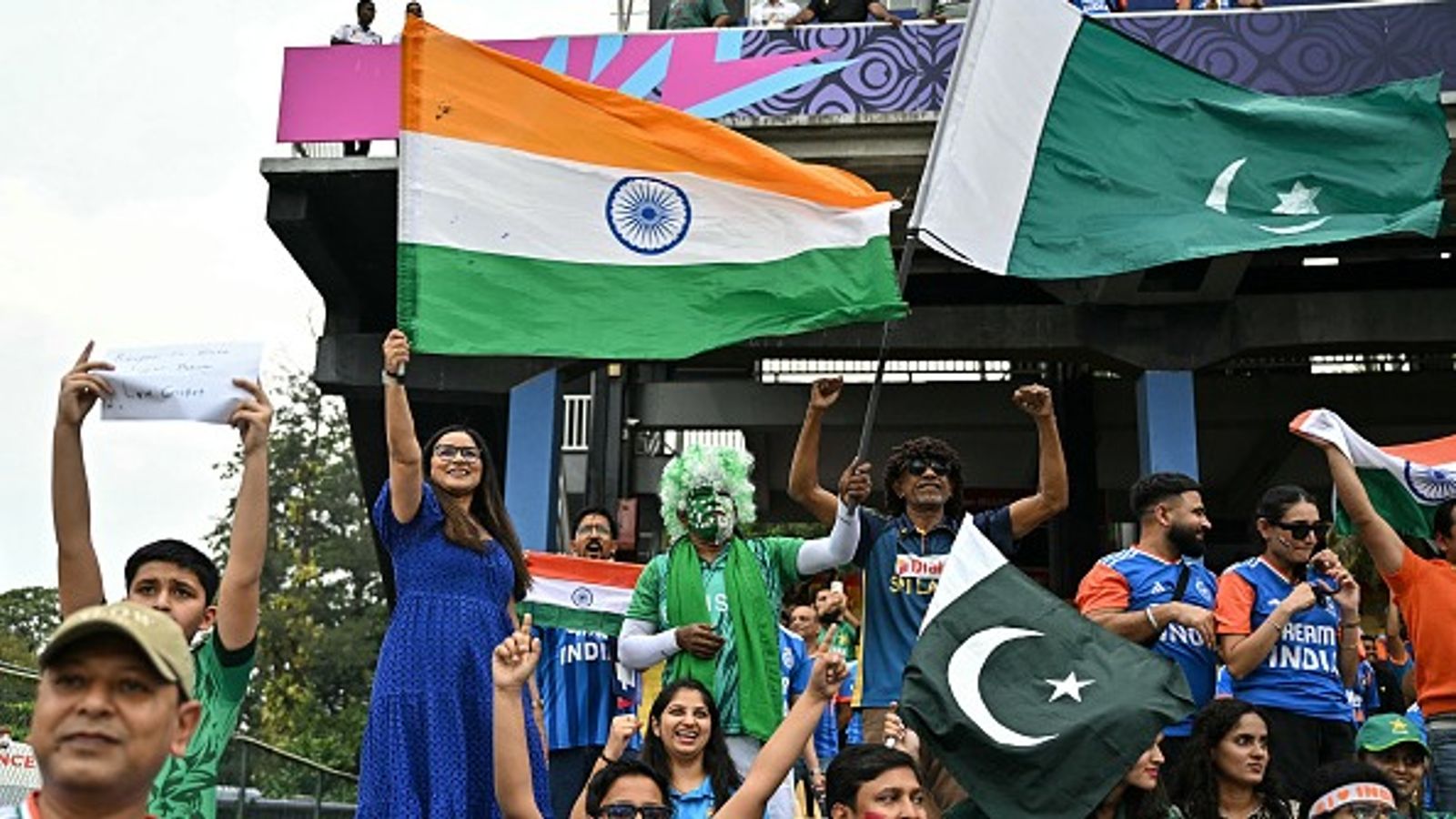 IND vs PAK : धवन की फिफ्टी के आगे पाकिस्तान ने टेके घुटने, इंडिया ने T20 मैच में पाक को दो विकेट से दी मात भारत-पाकिस्तान के क्रिकेट फैंस
