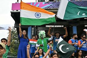 IND vs PAK : धवन की फिफ्टी के आगे पाकिस्तान ने टेके घुटने, इंडिया ने T20 मैच में पाक को दो विकेट से दी मात SportsTak Hindi
