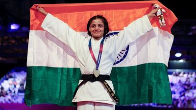 जूडो में भारत को पहला CWG गोल्ड दिलाने वाली अस्मिता डे विवादों से घिरी, इनाम से जुड़ा है पूरा मामला SportsTak Hindi