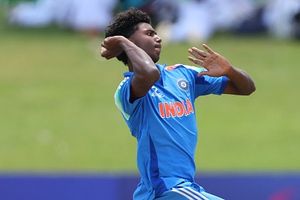 TNPL: वैभव सूर्यवंशी के टीममेट ने डेब्यू मैच में 146kph की रफ्तार से गेंदबाजी कर उड़ाए होश, Video SportsTak Hindi