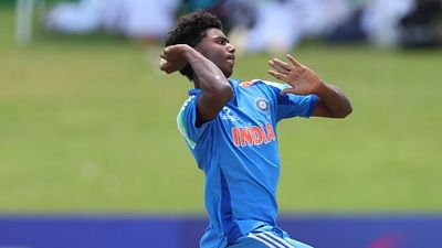 TNPL: वैभव सूर्यवंशी के टीममेट ने डेब्यू मैच में 146kph की रफ्तार से गेंदबाजी कर उड़ाए होश, Video SportsTak Hindi
