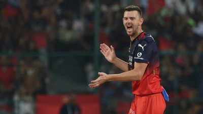 IPL 2027 से क्या स्टार्क, कमिंस और हेजलवुड जैसे गेंदबाज रहेंगे बाहर ? ऑस्ट्रेलियाई कोच ने दिए बुरे संकेत ‘Like bowling with Cummins and Starc’: Josh Hazlewood compares RCB partnership with this pacer to Aussie combo