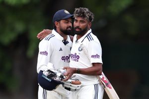 5 गेंद में 4 छक्के, सिराज ने 213 की स्ट्राइक रेट से रन उड़ाकर भारत को दिलाई जीत, आखिरी ओवर में हारी SLC XI SportsTak Hindi