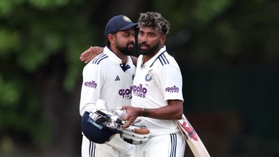 5 गेंद में 4 छक्के, सिराज ने 213 की स्ट्राइक रेट से रन उड़ाकर भारत को दिलाई जीत, आखिरी ओवर में हारी SLC XI mohammed siraj