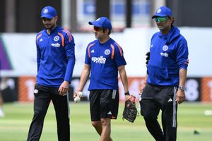 INDvsSL: टीम इंडिया ने टेस्ट से 3 दिन पहले नहीं की प्रैक्टिस, गंभीर-कोटक ने जांची पिच फिर हुआ यह बदलाव SportsTak Hindi
