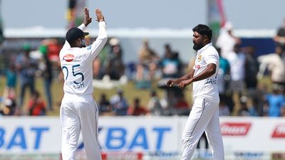 टीम इंडिया सावधान! श्रीलंका में जीतना है तो गॉल के 'किंग्स' से पाना होगा पार, जानें क्या है सबसे बड़ा खतरा? Prabath Jayasuriya of Sri Lanka celebrates with his teammate Ramesh Mendis