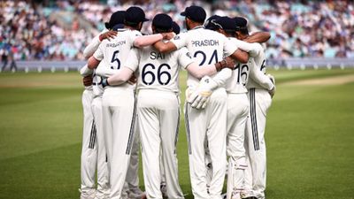 IND vs SL : गुरनूर या कृष्णा, जुरेल या सरफराज खान, जानें श्रीलंका के खिलाफ पहले टेस्ट में कैसी होगी टीम इंडिया की Playing XI? India team huddle