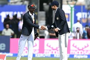 IND vs SL: केएल राहुल, शुभमन गिल और ऋषभ पंत को आउट करने वाले गेंदबाज का श्रीलंका के लिए डेब्यू, भारत ने तीन स्पिनर्स को उतारा SportsTak Hindi
