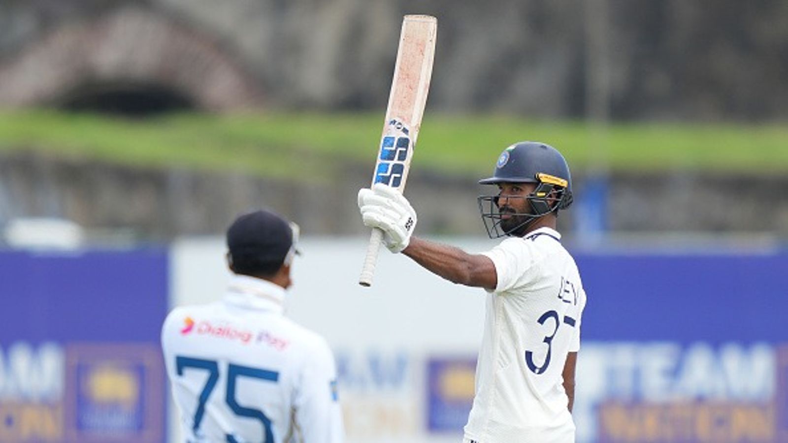IND vs SL 2nd Day Stumps : पडिक्कल की धांसू पारी से भारत ने श्रीलंका को खदेड़ा, 460 रन का बनाया विशाल स्कोर श्रीलंका के खिलाफी 150 रन की पारी खेलने के बाद देवदत्त पडिक्कल