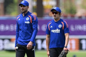 IND vs SL 1st test: गौतम गंभीर और शुभमन गिल घिरे, गॉल टेस्ट के तीसरे दिन चौंकाने वाले फैसले पर उठे सवाल SportsTak Hindi