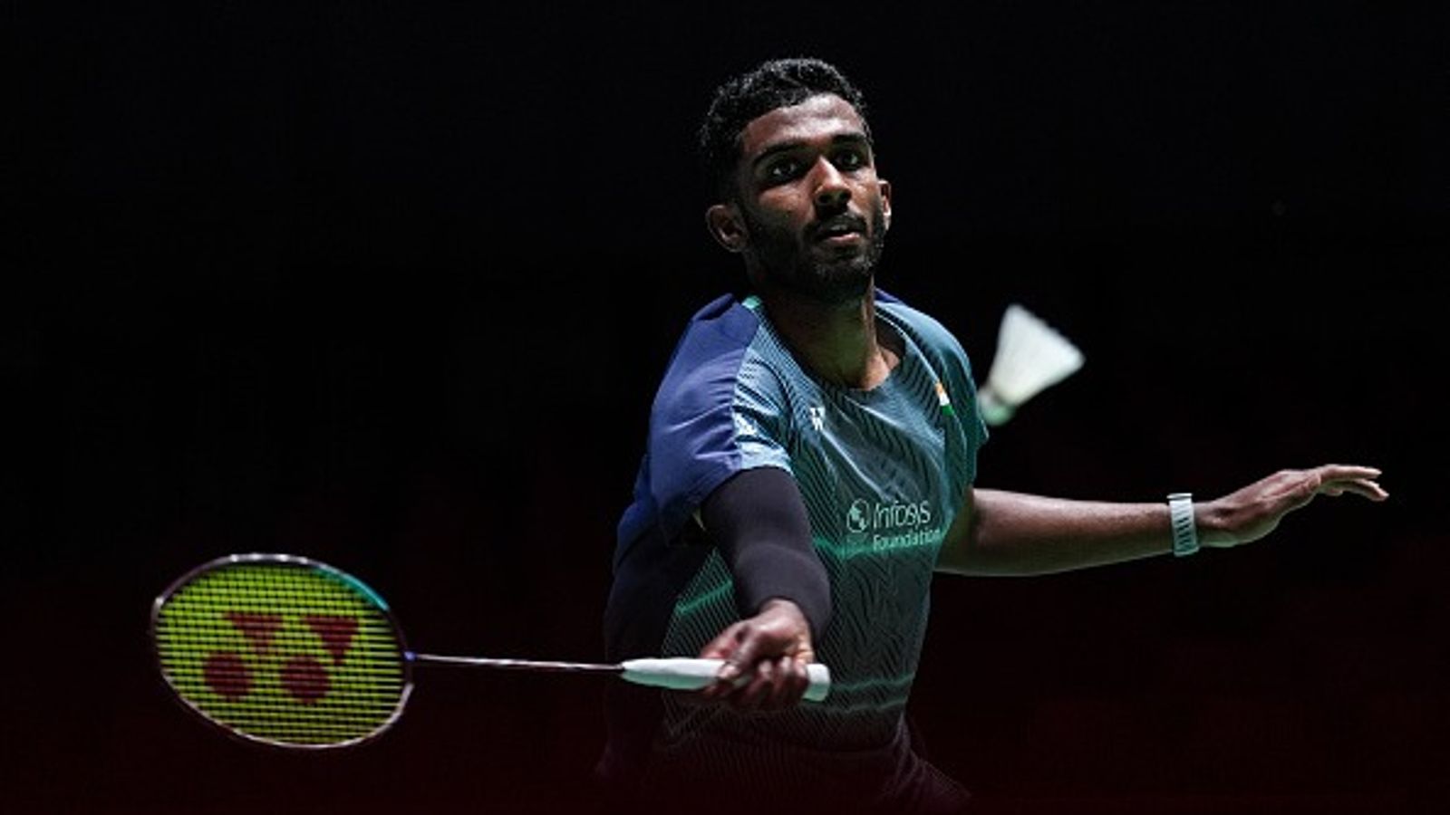 BWF World Championships : 21 साल के आयुष शेट्टी का डेब्यू में हाहाकार, वर्ल्ड नंबर-1 चीन के शी यूकी को पहले राउंड को हराकर किया बाहर मैच के दौरान शॉट खेलते आयुष शेट्टी