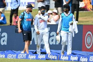 IND vs SL: भारत के खिलाफ मैच में श्रीलंकाई स्टार के साथ बड़ा हादसा, चौथे दिन के खेल के बीच ले जाना पड़ा अस्पताल SportsTak Hindi