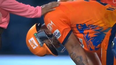 DPL: फिफ्टी लगाते ही फूट- फूटकर रोए नीतीश राणा, मां को याद कर हुए इमोशनल, विपक्षी खिलाड़ी और अंपायर ने बल्लेबाज को संभाला, Video SportsTak Hindi