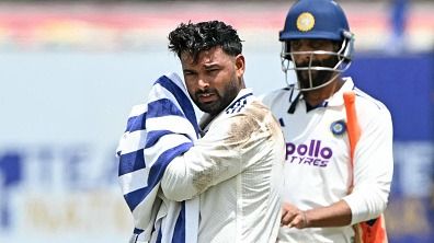 Ravindra Jadeja (R) and Rishabh Pant Ravindra Jadeja (R) and Rishabh Pant