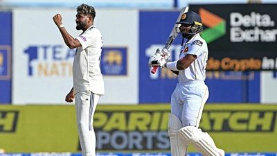 IND vs SL, 4th Day Stumps: जीत से 6 विकेट दूर टीम इंडिया, श्रीलंका को अंतिम दिन बनाने होने 288 रन India's Mohammed Siraj (L) celebrates