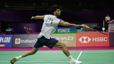 BWF Championships : लक्ष्य सेन ने पहला गेम हारने के बाद दर्ज की धांसू जीत, ऑस्ट्रिया के खिलाड़ी को बुरी तरह धोया Lakshya Sen during the match